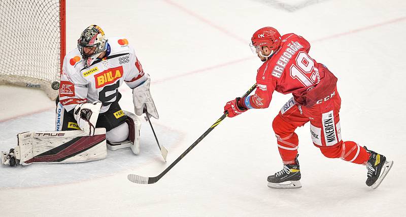 Finále play off hokejové extraligy - 1. zápas: HC Oceláři Třinec - HC Sparta Praha, 18. dubna 2022 v Třinci. (zleva) brankář Sparty Július Hudáček a Tomáš Pavelka ze Sparty.