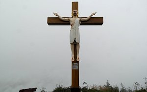 Na beskydském vrcholu Ondřejník se objevil kříž s ukřižovaným, u mnoha lidí budí negativní emoce, 15.9.2022