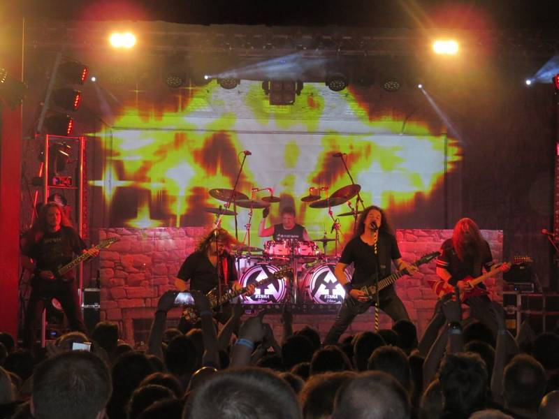Metalová legenda Arakain v úterý 28. dubna s přehledem vyprodala Kulturní dům Frýdek. A na koncert nepřišli jen metaloví fanoušci, neboť kapelu doprovodila zpěvačka Lucie Bílá. Než se totiž vydala na sólovou dráhu, v Arakainu před třiceti roky působila.