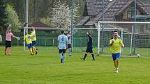 Fotbalisté Dobré (v modrých dresech) své těsné vedení nakonec neudrželi. Soupeř totiž srovnal v poslední minutě na 1:1.