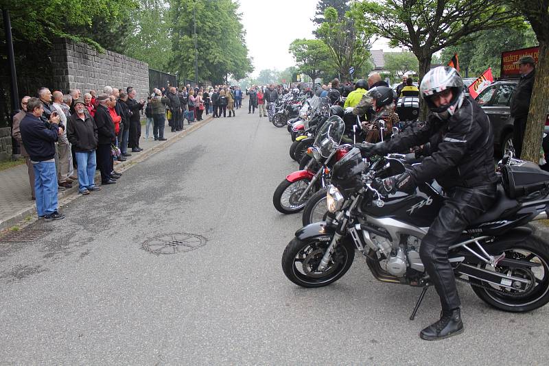 Motorkáři na frýdeckém hřbitově.