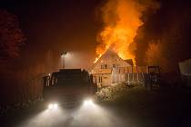 Požár penzionu na Frýdecko-Místecku hasili hasiči přes sedm hodin.