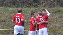 Fotbalisté Lučiny (červené dresy) v posledním podzimním zápase vyhráli na hřišti ČSAD Havířov 2:1. 