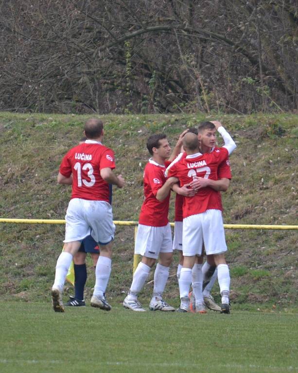 Fotbalisté Lučiny (červené dresy) v posledním podzimním zápase vyhráli na hřišti ČSAD Havířov 2:1. 