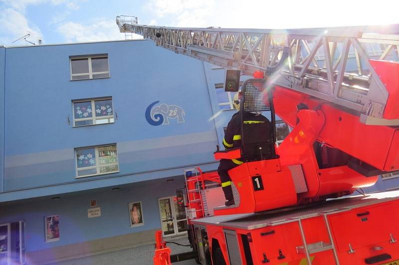 6. ZŠ v Místku zažila evakuaci a cvičení hasičů. 
