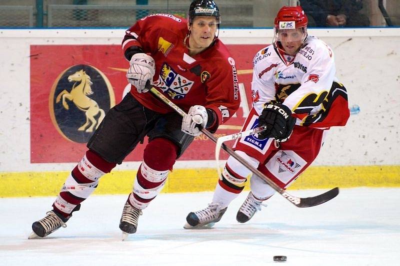 Hokejisté Frýdku-Místku na Jestřáby nestačili a podlehli jim 2:5.