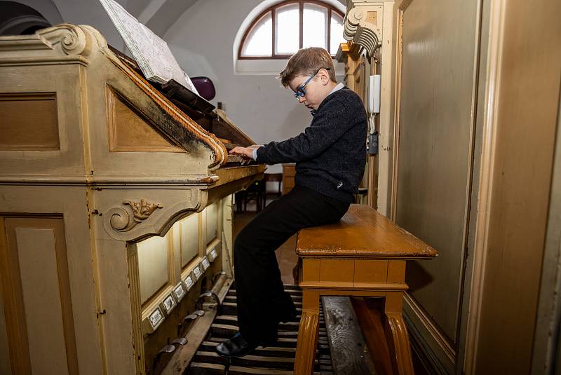 Sourozenci Štěpán Ponča a Dominik Ponča zahráli na varhany ve Farním kostele 15. ledna 2021 ve Frýdku-Místku. Štěpán Ponča.