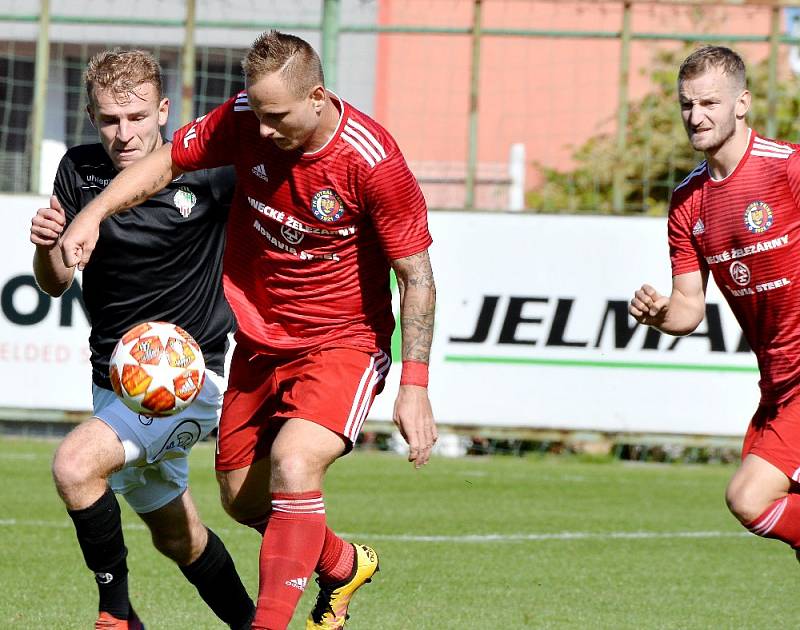 Druholigoví fotbalisté Třince (v červeném) porazili doma pražský Žižkov 4:2.