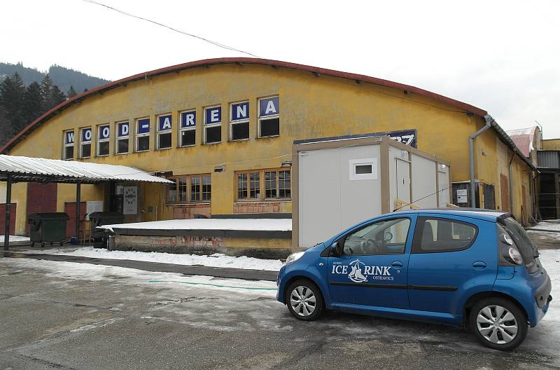 WoodAréna na Ostravici pod Lysou horou slouží jako mezistanice pro ukrajinské válečné uprchlíky, Beskydská sportovní akademie je tu vozí vlastními silami, pomáhá ji spousta místních obyvatel i firem.