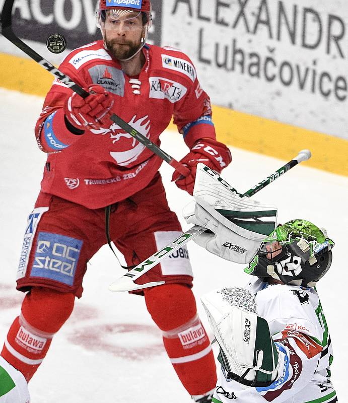 Semifinále play off hokejové Tipsport extraligy - 5. zápas: HC Oceláři Třinec - BK Mladá Boleslav, 11. dubna 2021 v Třinci. brankář Mladé Boleslavi Jan Růžička v pozadí Tomáš Marcinko z Třince.