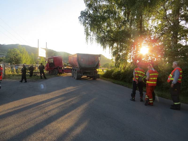 Do nákladního vozu narazil v pátek v podvečer na přejezdu mezi Pržnem a Frýdlantem nad Ostravicí osobní vlak. 