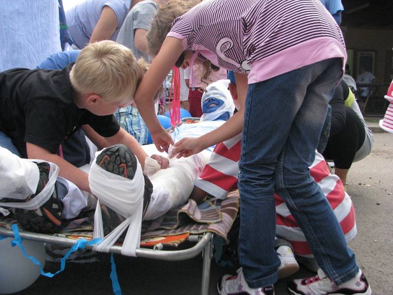 Vendryňský letní karneval nabídl hudbu, soutěže pro děti i fotbalové utkání Horňáci-Dolňáci. 