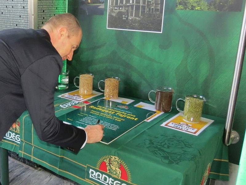 Nošovický pivovar Radegast vaří speciální pivo pro Třinecké železárny – Radegast Fajront. 