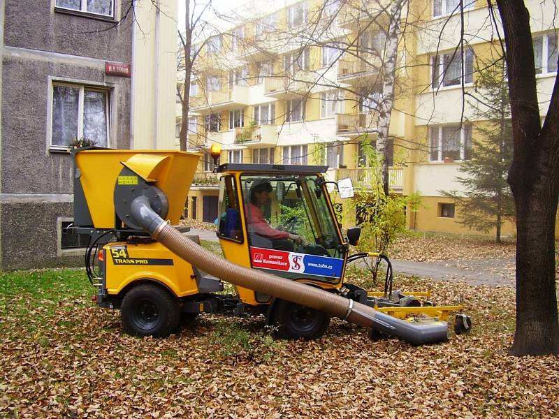 Úklid listí je jednou z činností, které ve Frýdku-Místku provádí městská společnost TS. Právě úklid města a údržba veřejné zeleně patří mezi služby, které respondenti hodnotí nejlépe. 