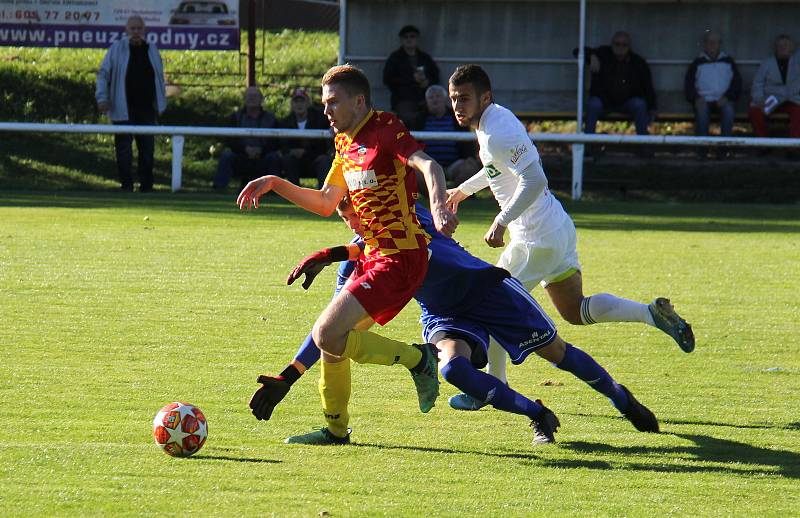 Fotbalisté divizního Frýdlantu nad Ostravicí (žluto-červené dresy) zvítězili v domácím prostředí nad karvinským B týmem 1:0.