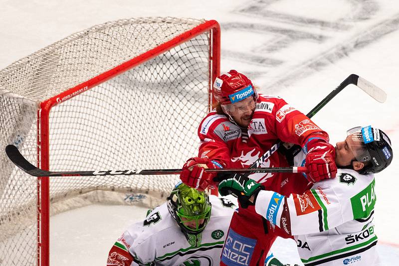 Utkání 2. kola semifinále play-off Generali České pojišťovny mezi HC Oceláři Třinec a BK Mladá Boleslav. 4. dubna 2021 v Třinci. Zleva Jack William Rodewald, Martin Pláněk.