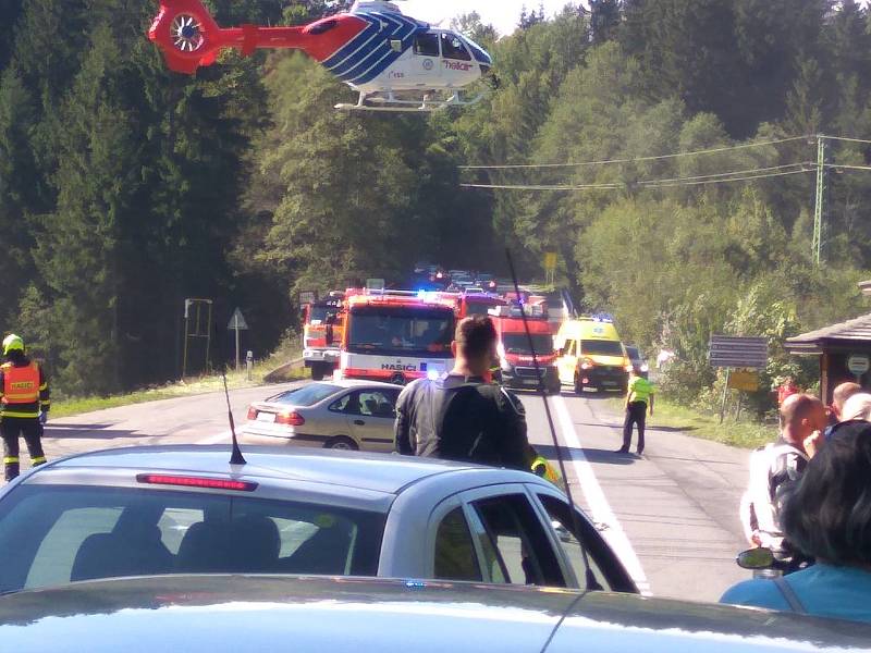 U nedělní nehody ve Starých Hamrech zasahoval i vrtulník.