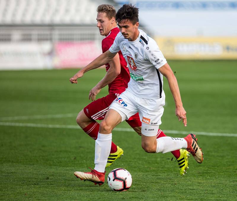 Třinečtí fotbalisté (v červeném) sahali v Hradci Králové po bodu.