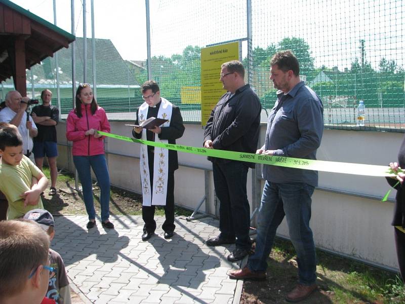 Ve Sviadnově v sobotu dopoledne slavnostně otevřeli nově zrekonstruovaného hřiště. 