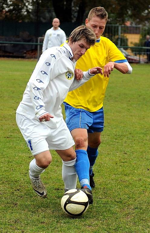 Kozlovičtí fotbalisté (žluté dresy) dokázali domácí duel s Jakubčovicemi zvrátit po změně stran.