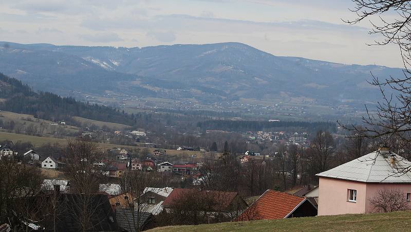 Pohled na Beskydy z vrchu nad Bukovcem.