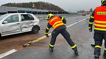 Hromadná nehoda aut na D56 za Frýdkem-Místkem.