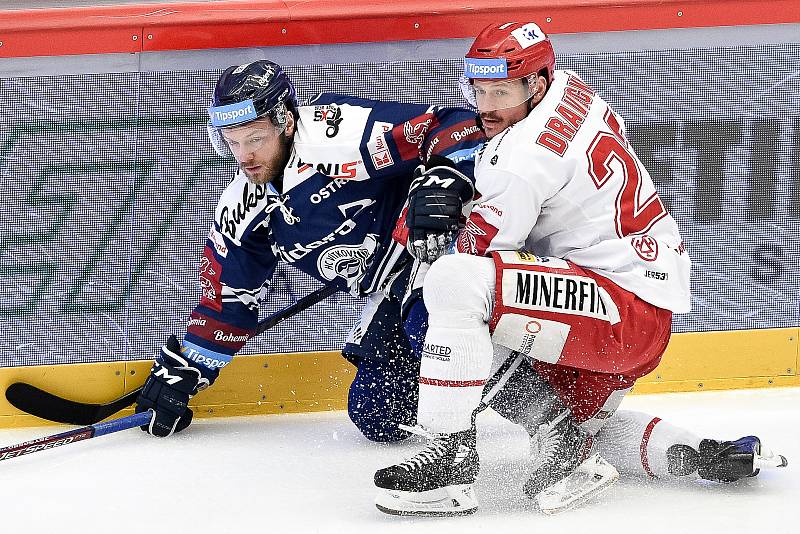 Hokejové derby bylo v neděli na programu v třinecké Werk Areně. Domácí Oceláři (v bílém) hráli s Vítkovicemi.