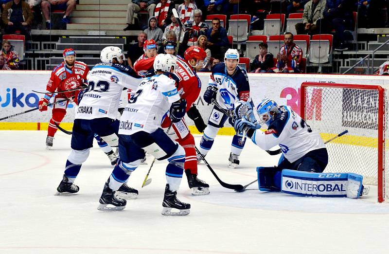 Hokejisté Třince (v červeném) proti Plzni.