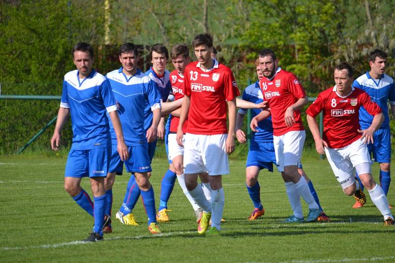 Fotbalisté Lučiny (v červeném) nestačili na svém trávníku na tým z Jablunkova 0:2. 