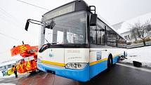 Vyprošťování havarovaného autobusu mezi Václavovicemi a Bruzovicemi. . 