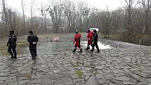 V sobotu 3. dubna 2021 dopoledne policisté a vojáci pokračovali v pátrání po třetím z mužů, který utonul v řece Ostravici. Našli jej až pod dalším splavem.