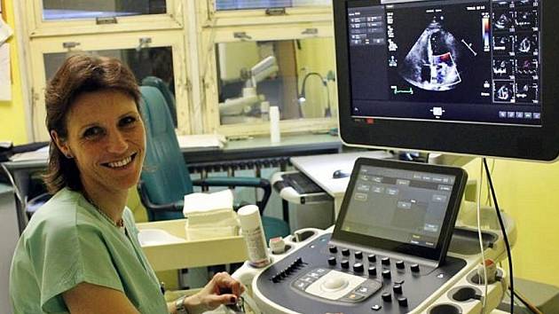 Kardioložka MUDr. Darina Krausová pracuje na novém ultrazvuku.