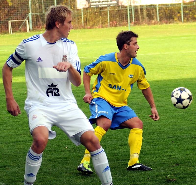 Lískovečtí fotbalisté (bílé dresy) domácí duel se Šumperkem zvládli na jedničky, když vyhráli 4:0.