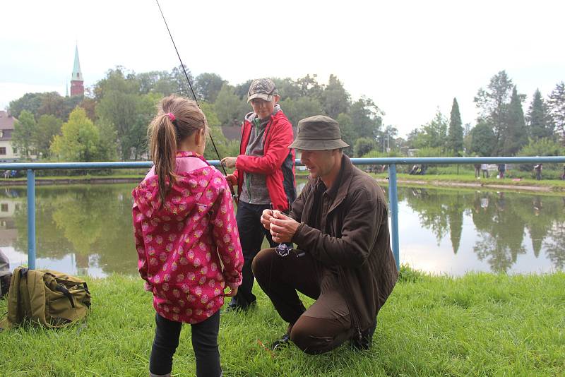 Rybolov pro děti se uskutečnil v Nádražní ulici v Třinci.