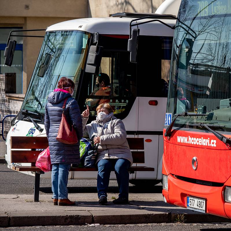 Třinec v celostátní karanténě (Autobusové nádraží), 25. března 2020. Vláda ČR vyhlásila dne 15.3.2020 celostátní karanténu kvůli zamezení šíření novému koronavirové onemocnění (COVID-19).