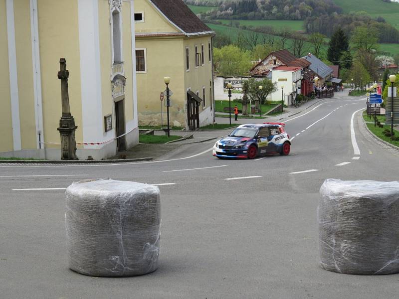 Valašská rally přichystala lidem z Hukvald a okolí zajímavou podívanou. 