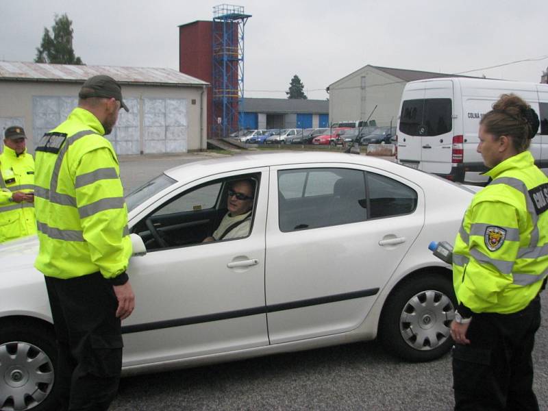 Česká a slovenská celní správa zadržela během společného cvičení řidiče kradeného automobilu, který nevědomky převážel nebezpečný radioaktivní materiál. 