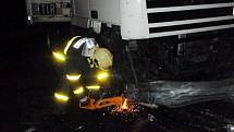 V sobotu 21. února ráno zasahovali hasiči z Frýdku-Místku a Nového Jičína u nehody kamionu DAF s prázdným mrazírenským návěsem, který skončil ve svodidlech na mostě v Rychalticích.