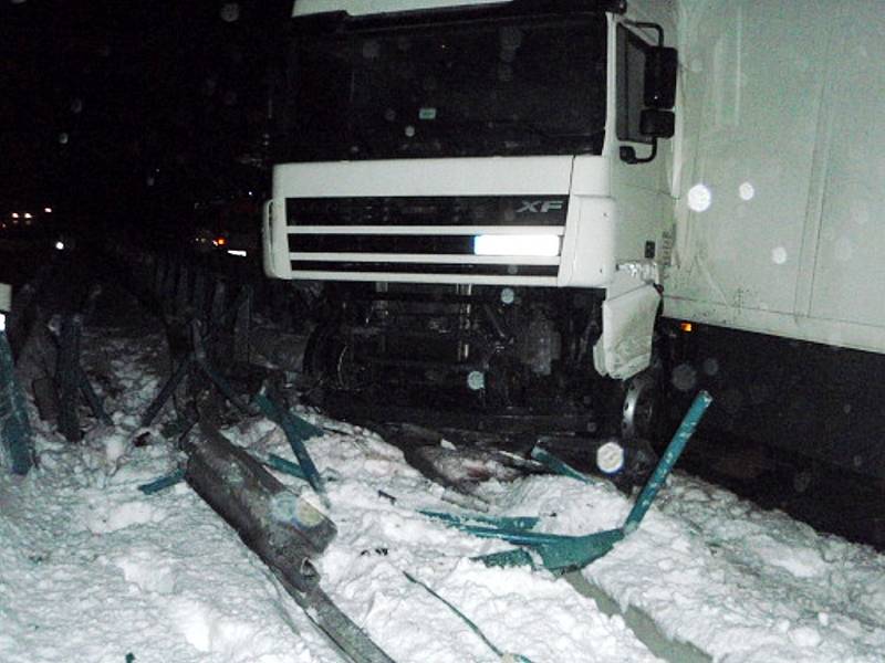 V sobotu 21. února ráno zasahovali hasiči z Frýdku-Místku a Nového Jičína u nehody kamionu DAF s prázdným mrazírenským návěsem, který skončil ve svodidlech na mostě v Rychalticích.