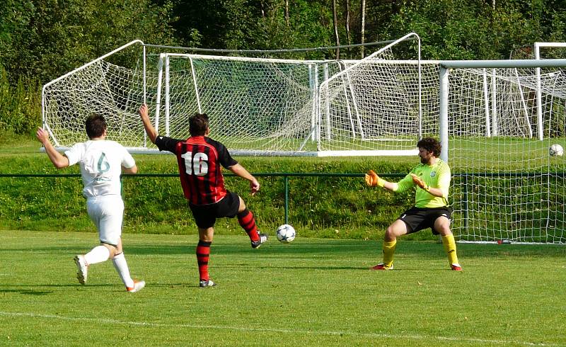 Derby nakonec vyznělo lépe pro hráče Smilovic (světlé dresy).