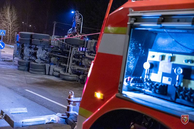 Zásah hasičů u nehody kamionu ve Frýdku-Místku, 1. prosince 2022.
