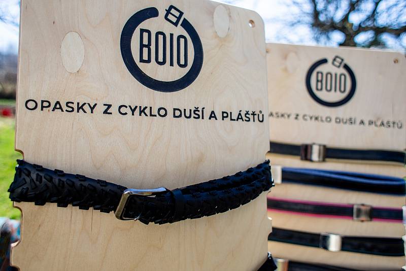 Boio jsou stylové opasky, které jsou vyrobeny z použitých cykloduší a cykloplášťů, 13. dubna 2022 v Dolní Lomné.