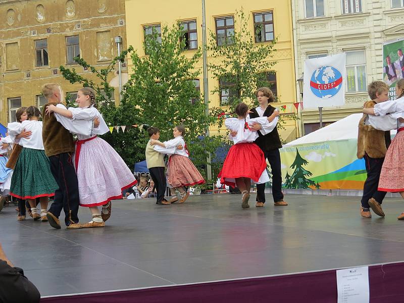 21. ročník Mezinárodního folklorního festivalu CIOFF/IOV ve Frýdku-Místku. Na snímku sobotní dění na místeckém náměstí Svobody.