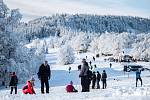 Mnoho lidí vyrazilo do Beskyd za zimními radovánkami, přestože lyžařské areály a hotely jsou nyní uzavřené kvůli vládním opatřením.