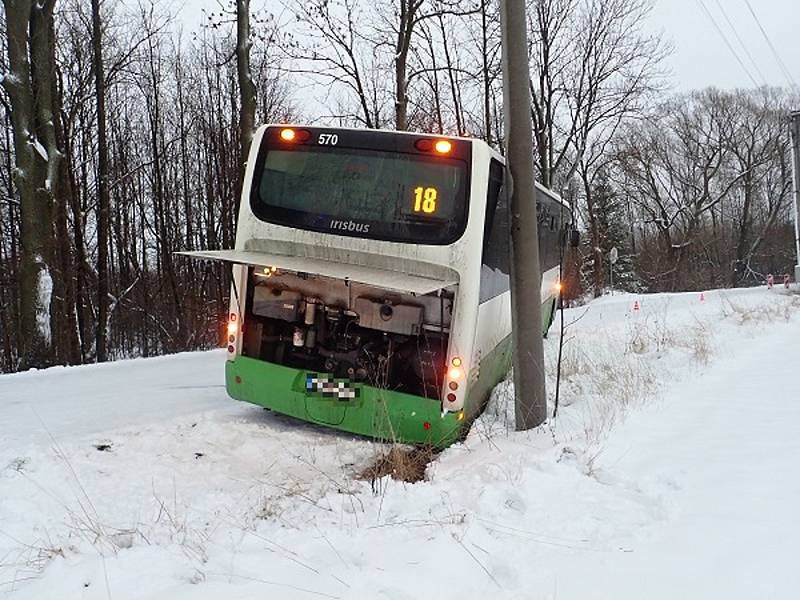 Linkový autobus, který sjel ve Skalici, místní části Frýdku-Místku, mimo komunikaci a opřel se o sloup museli v sobotu 5. ledna vyprostit hasiči. Foto: HZSMSK