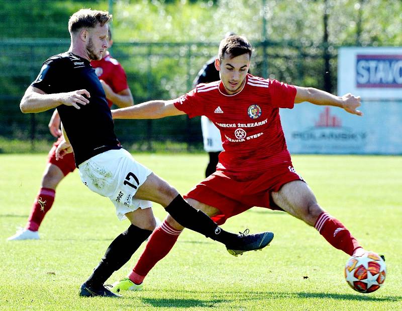 Druholigoví fotbalisté Třince (v červeném) porazili doma pražský Žižkov 4:2.