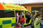 Záchranáři z Frýdku-Místku předvedli dva sanitní vozy a jeden vůz randez-vous dětem, které moderní technika zaujala.