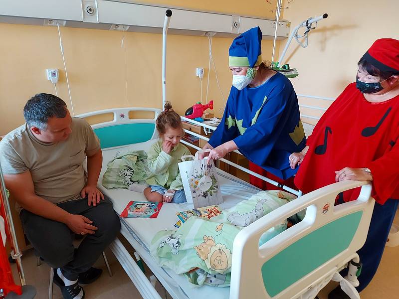 Herci divadla Křesadlo navštívili ve středu Dětské oddělení Nemocnice Třinec, aby malým pacientům zpříjemnili pobyt.