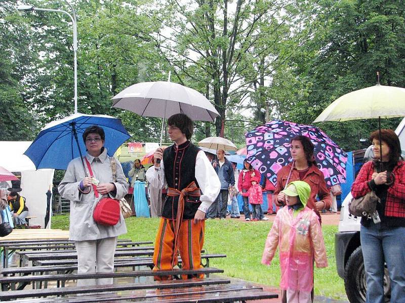 V bystřickém parku PZKO v sobotu pokračoval Mezinárodní svatojánský folklorní festival. Také zde pořadatele a diváky trápily rozmary počasí.