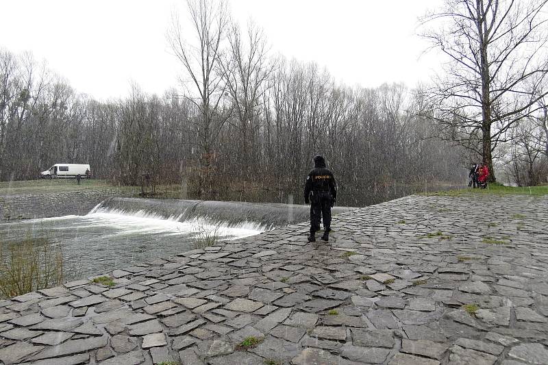 V sobotu 3. dubna 2021 dopoledne policisté a vojáci pokračovali v pátrání po třetím z mužů, který utonul v řece Ostravici. Našli jej až pod dalším splavem.